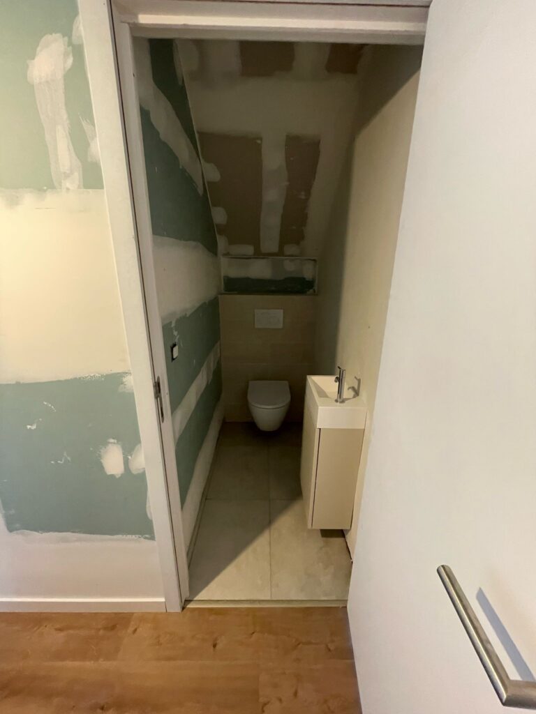 Aparte wc afgewerkt