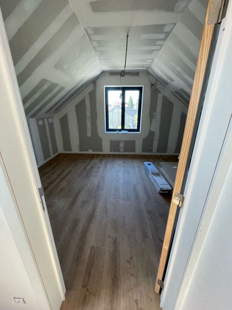 kamer 2 aan garage afgewerkt